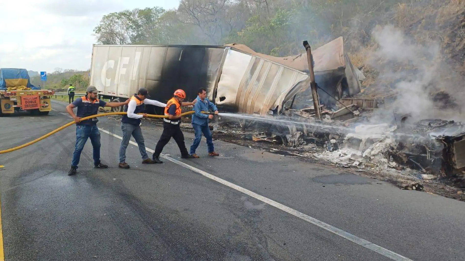 El fuego consumió la cabina y parte del contenedor de carga